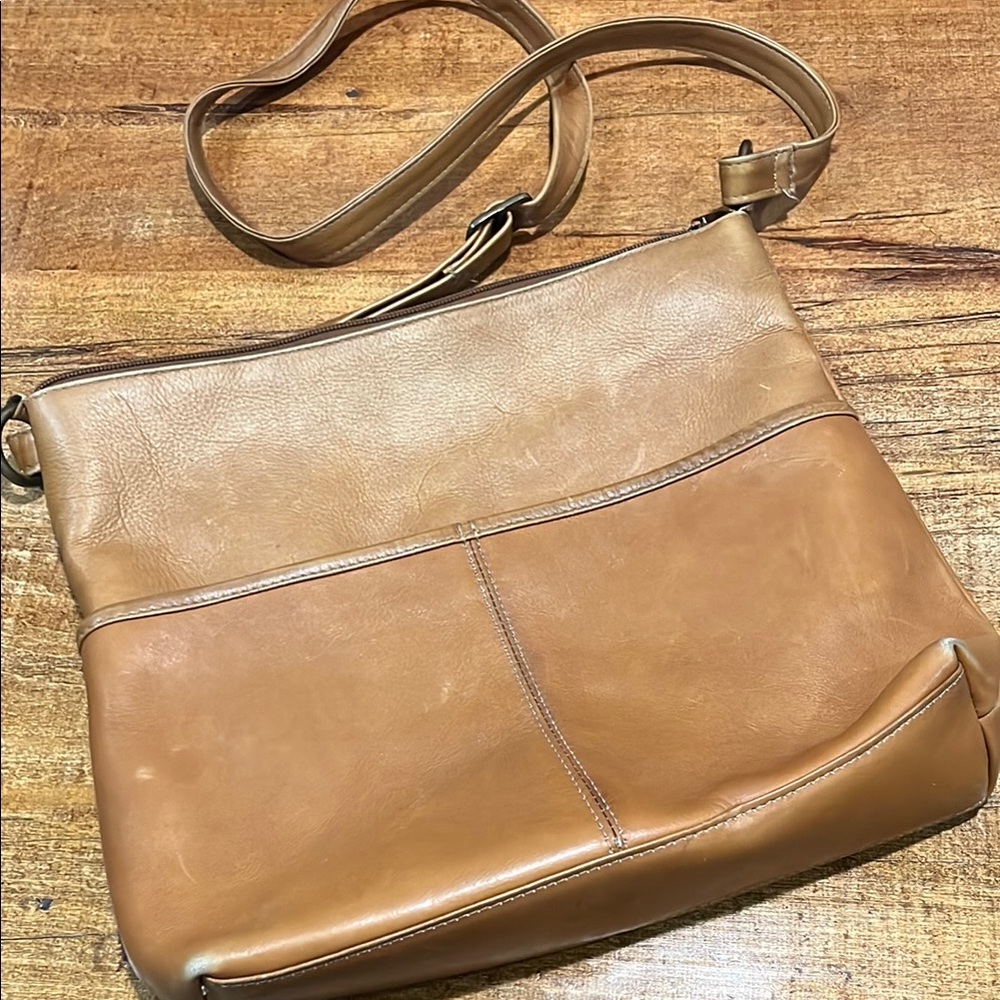 Timeless Tan Leather Crossbody Bag with Adjustable Strap